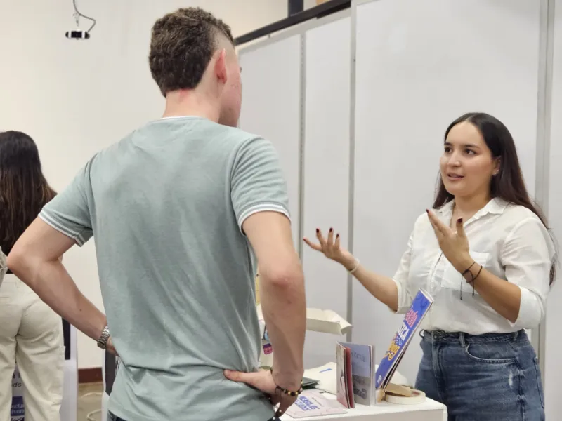 Estudiantes exponiendo en PROYECTA Estudiantes exponiendo en PROYECTA