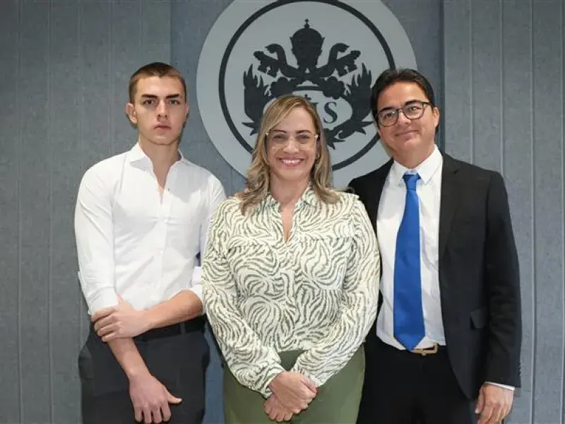 Foto oficial del acto de posesión: en el centro María Consuelo Giraldo Mesa, directora del Departamento de Creación, a los lados su esposo e hijo. 