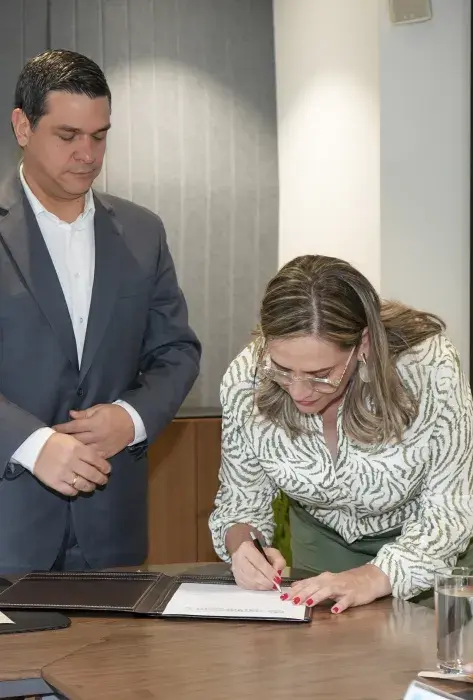 María Consuelo Giraldo Mesa, directora del Departamento de Creación realizando la firma del acta de su posesión